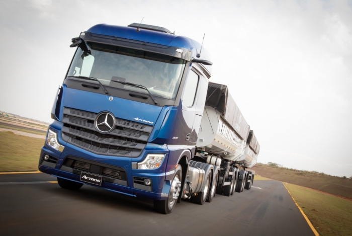 Fagundes adquire cinco caminhões Mercedes-Benz Actros sem retrovisor externo