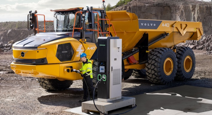 Volvo CE começa a produzir caminhões articulados elétricos em série na Europa